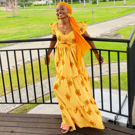Damen Maxikleid mit voluminösen Rüschen und floralen Akzenten R&B