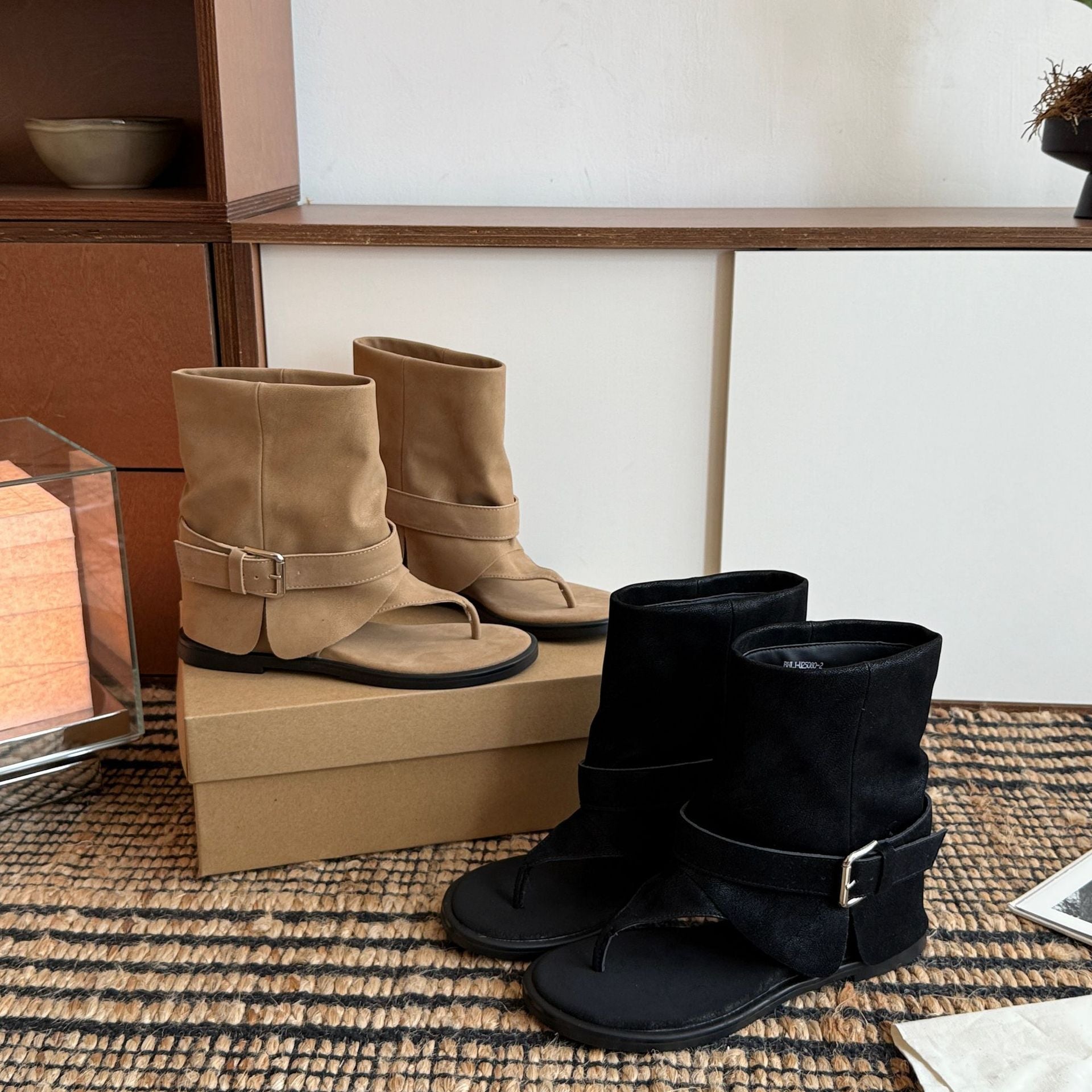 Damen Zehentrenner-Stiefel mit modischem Riemendesign und hochwertiger Veloursleder-Oberfläche