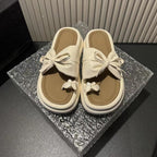 Damen elegante Sandalen mit modernen Schleifenakzenten und zarten Schmetterlingsanhängern R&B