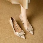 Damen elegante spitze Pumps mit dekorativem Schmuckelement