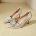 Damen elegante spitze Absatzpumps mit glamourösem Schmuckdetail