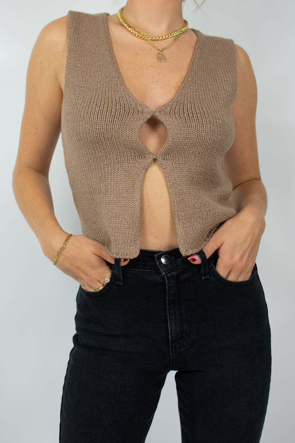 Damen gestricktes Crop-Top mit schickem V-Ausschnitt und dekorativem Schlüsselverschluss R&B