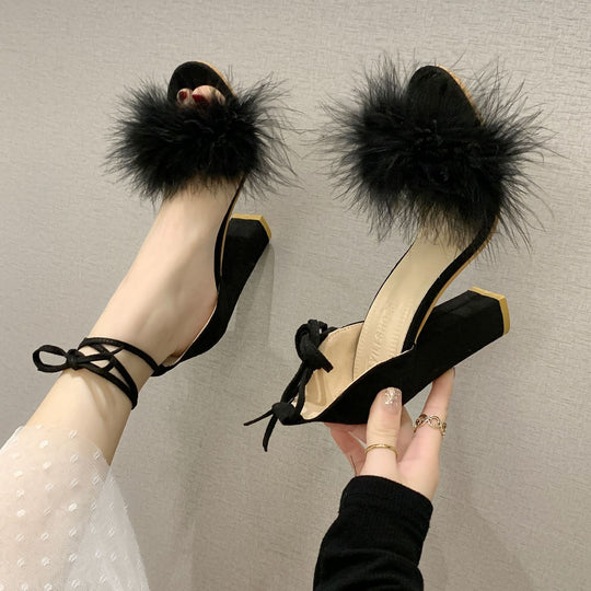 Damen Hochhackige Sandalen mit dekorativem Plüschball und femininer Schnürung R&B