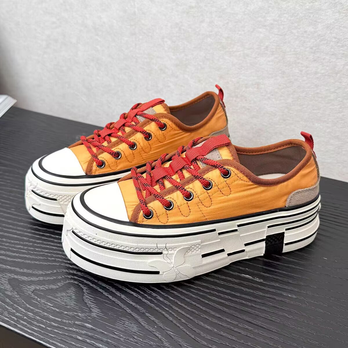 Damen Plattform-Sneaker mit einzigartigem Design und innovativer Schnürung R&B