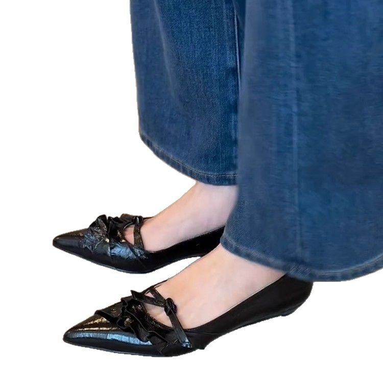 Damen elegante Spitzer Pumps mit Rüschen und dekorativem Riemen