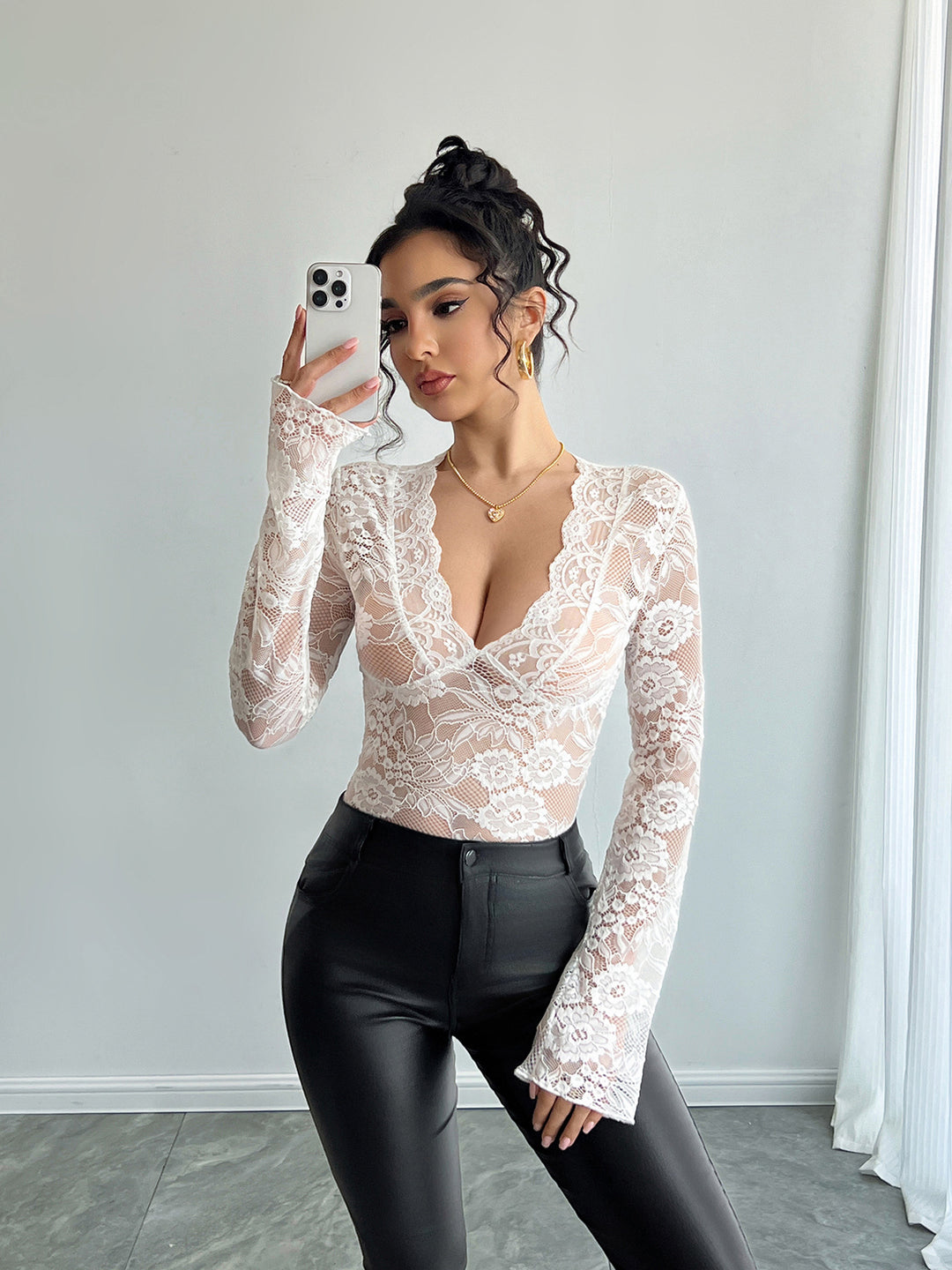 Damen nan tailliertes Spitzenshirt mit tiefem V-Ausschnitt, floraler Netzspitze und langen Ärmeln R&B