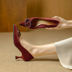 Damen elegante spitze Pumps mit modischem Design und prächtigen Schmuckdetails