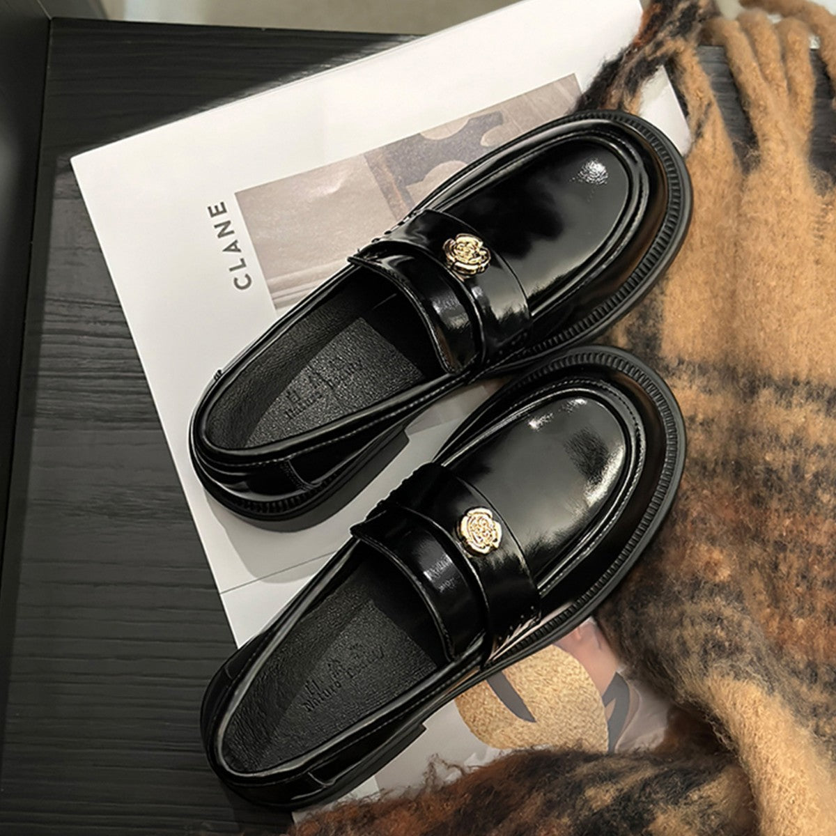 Damen elegante Loafer mit modischer Metall-Applikation und bequemer Sohle R&B