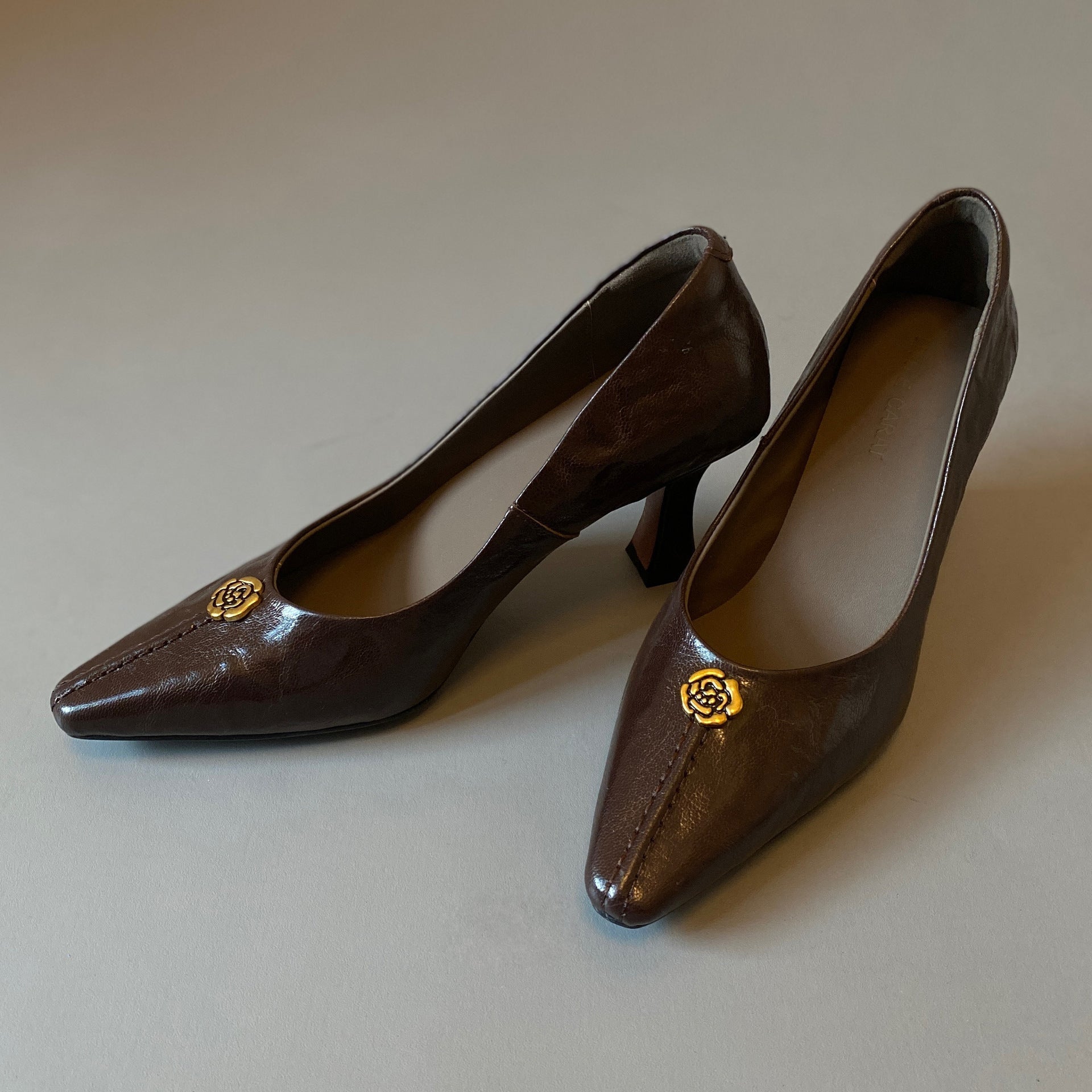 Damen elegante Pumps mit einzigartiger Goldapplikation und komfortablem Blockabsatz