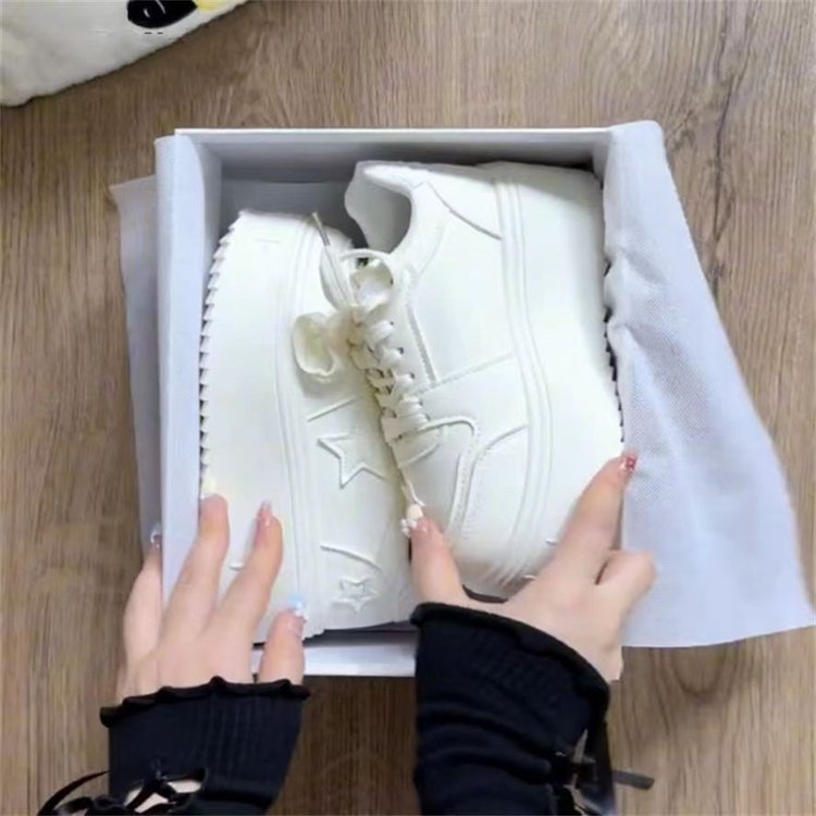 Damen Plateau-Sneaker mit modernen Stern-Applikationen und dämpfender Sohle R&B