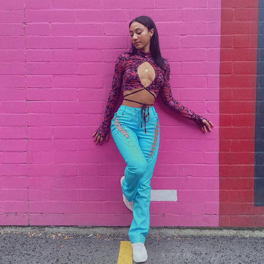 Damen Crop-Top mit innovativem Cut-Out-Design und langen Ärmeln R&B
