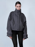Damen Modische oversized Jacke mit hohem Kragen und dekorativen Knopfdetails R&B