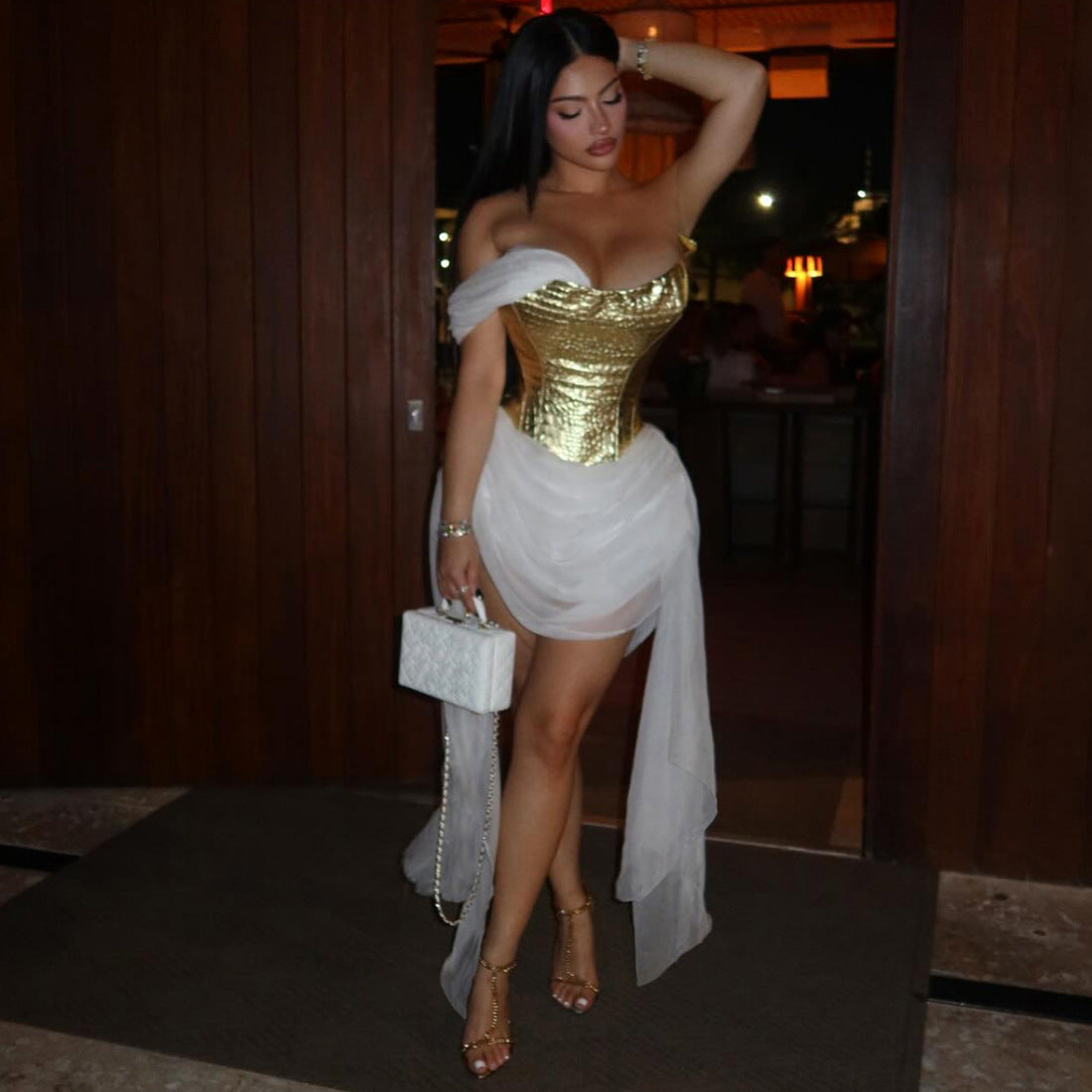 Damen Elegantes asymmetrisches Cocktailkleid mit goldenen Akzenten R&B