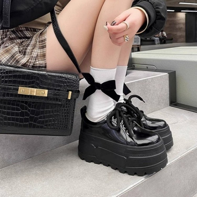 Damen Plateau-Sneaker mit eleganter Sohle und verspielten Schnürdetails R&B