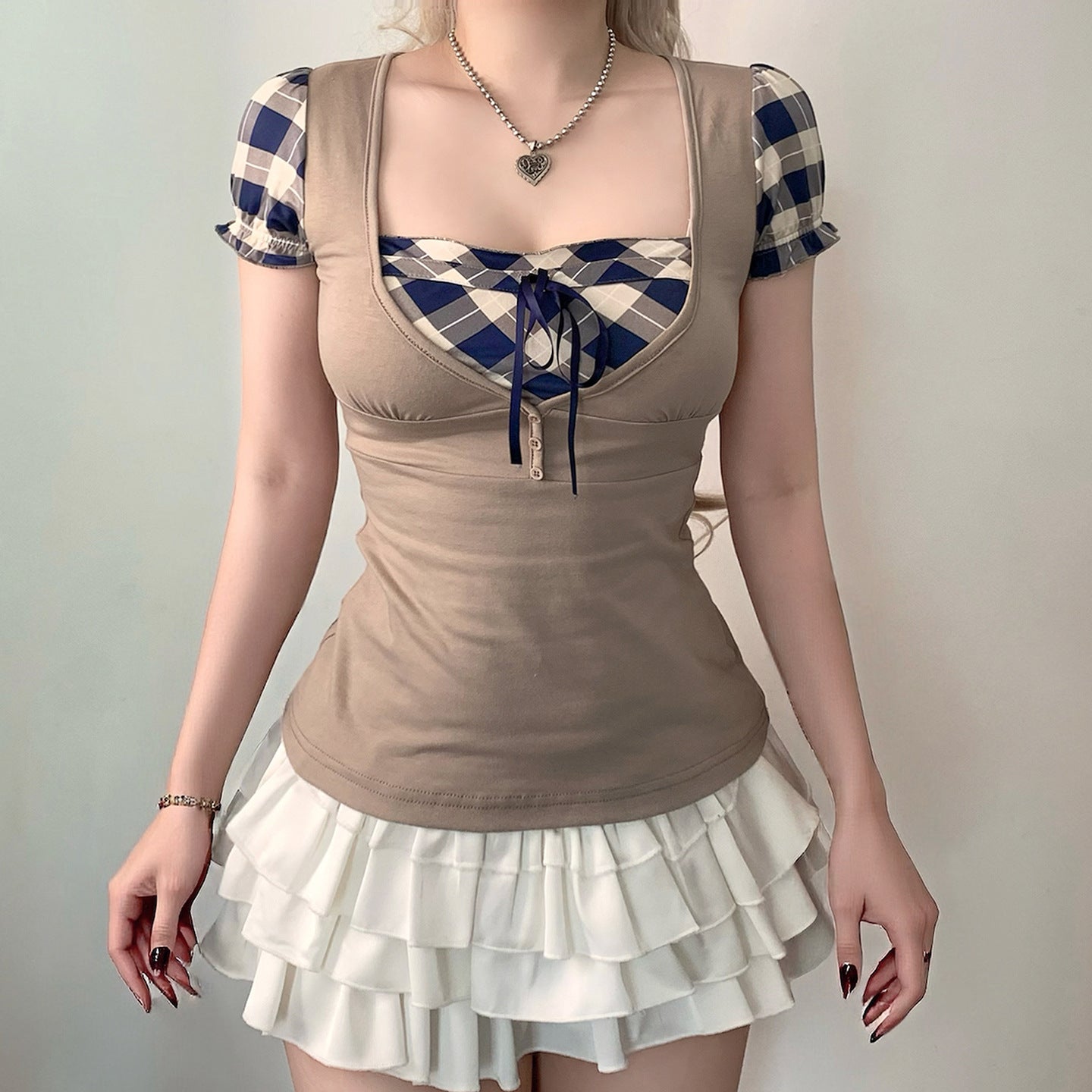 Damen modisches Oberteil mit asymmetrischem Karomuster und eleganten Rüschendetails R&B