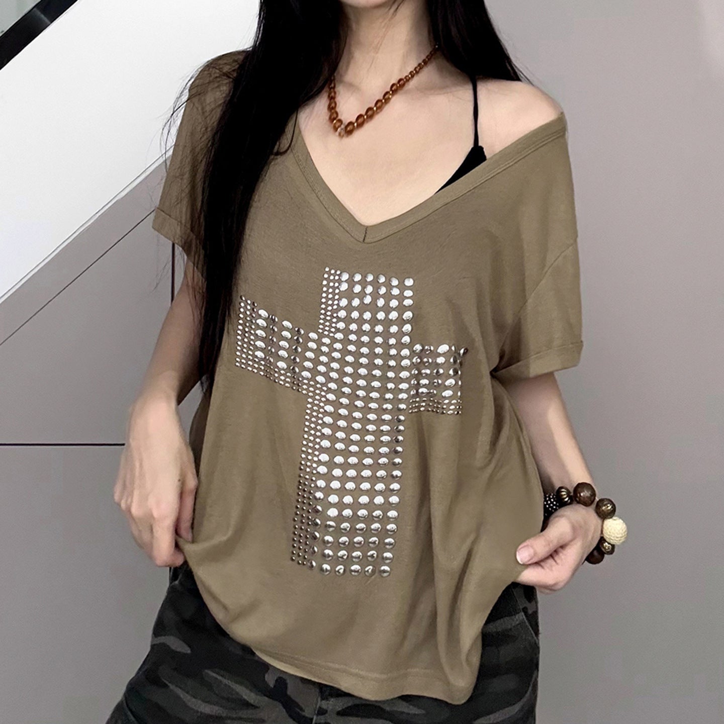 Damen V-Ausschnitt T-Shirt mit stilvollem Nieten-Dekor R&B
