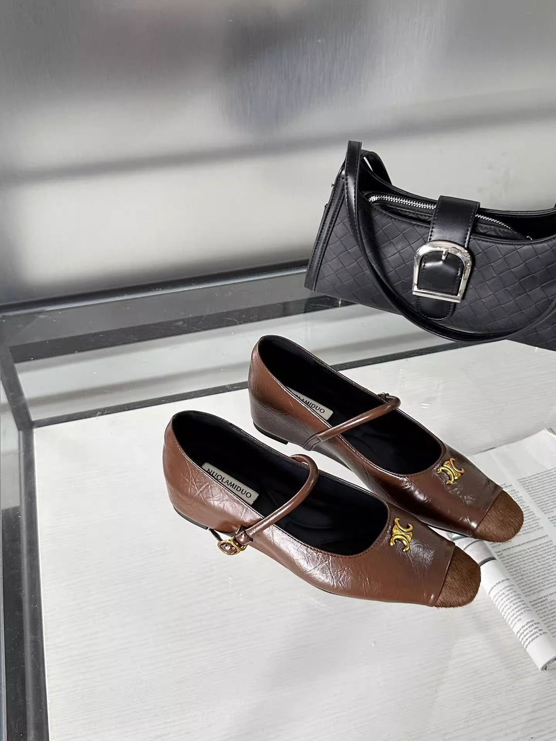 Damen elegante Ballerinas mit modischem Riemen und geschmackvollem Schmuckdetail R&B