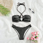 Damen Bandeau-Bikini mit verspieltem Schnitt und trendigen Bindändern