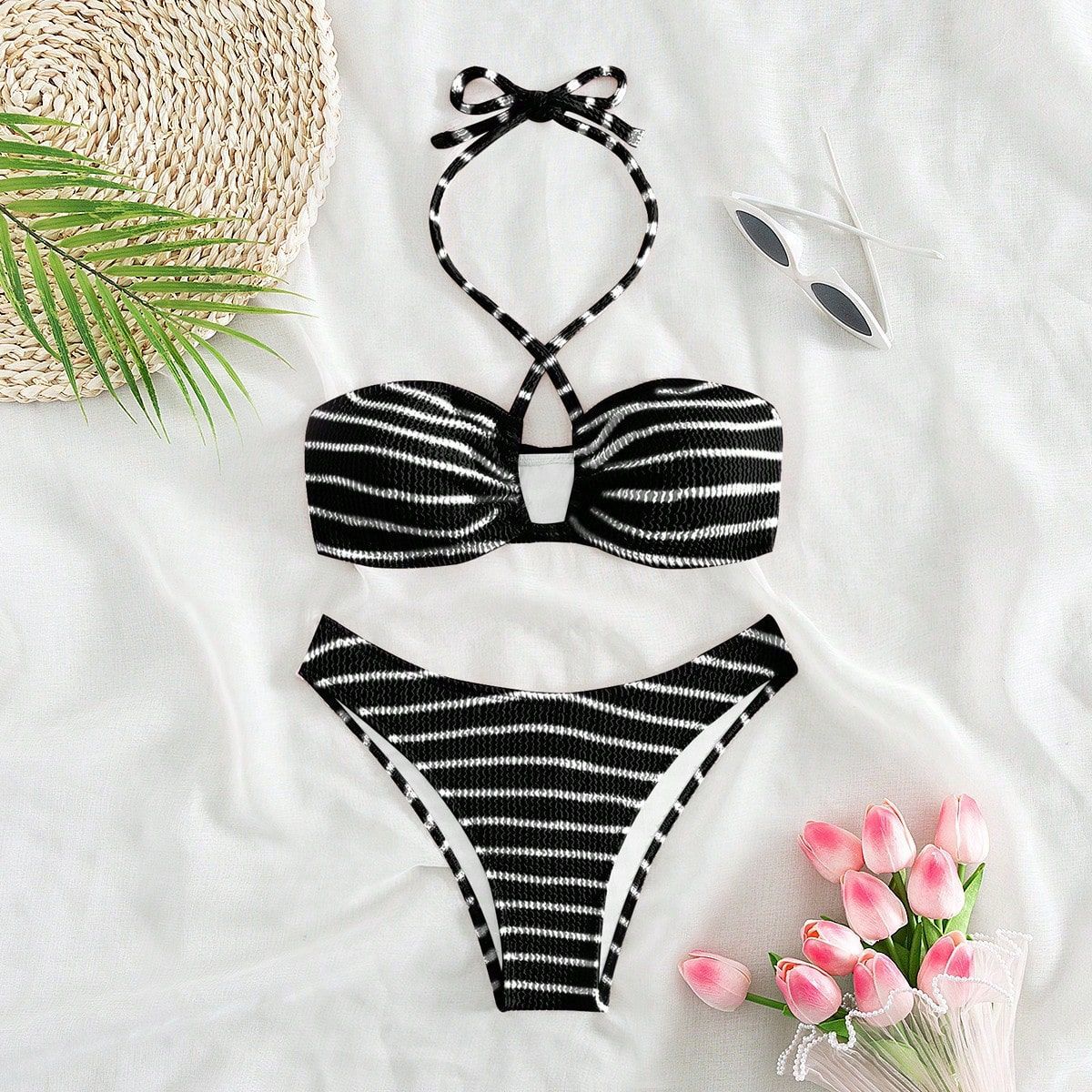 Damen Bandeau-Bikini mit verspieltem Schnitt und trendigen Bindändern