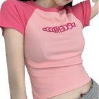 Damen Cropped T-Shirt mit kontrastierenden Ärmeln und modernem Aufdruck R&B