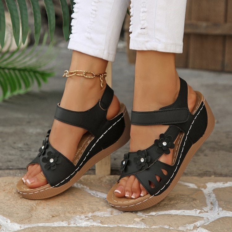 Damen Wedge-Sandalen mit dekorativen Blumenapplikationen und verstellbaren Riemen R&B