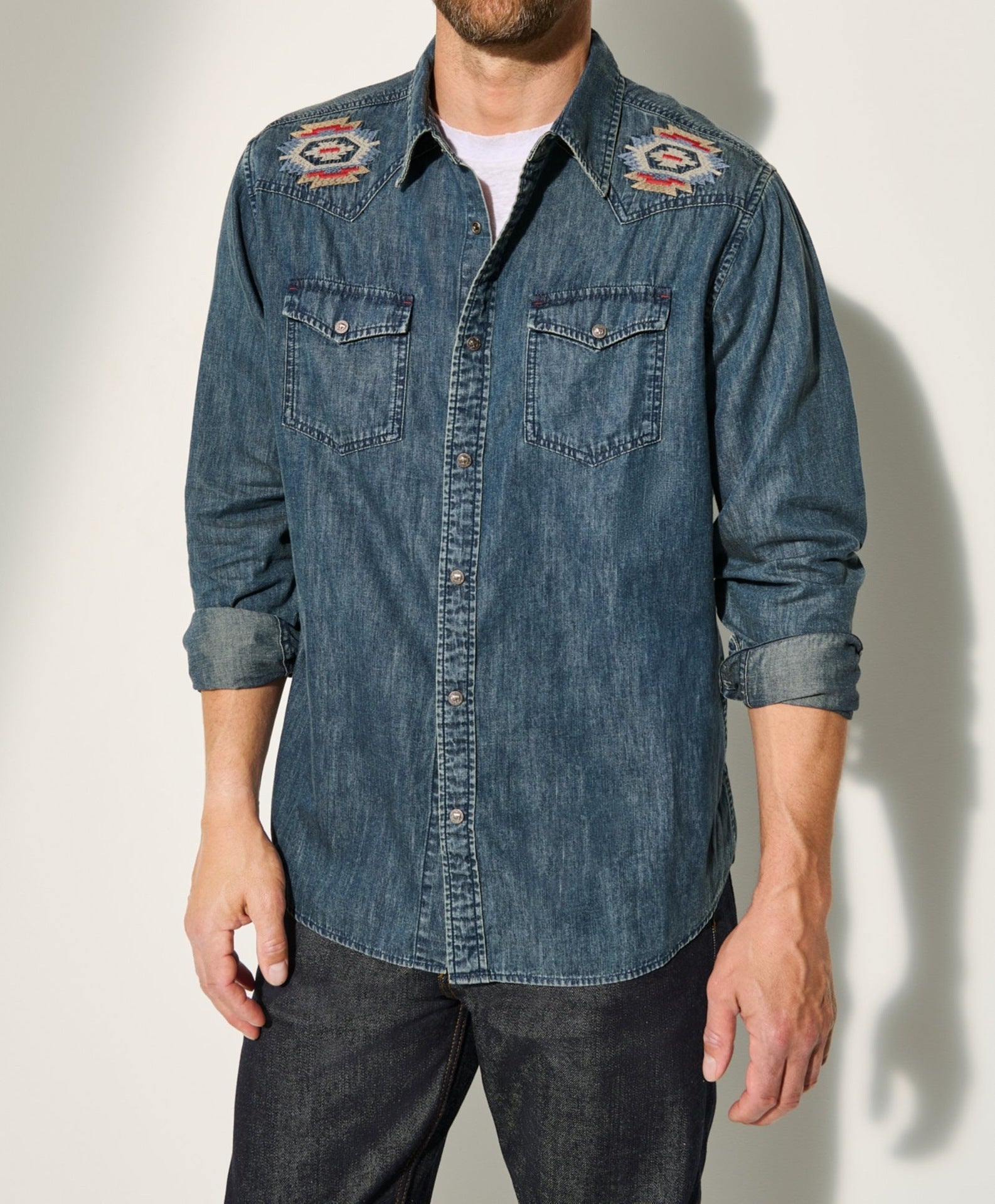 Herren Jeanshemden mit attraktivem Stickdesign