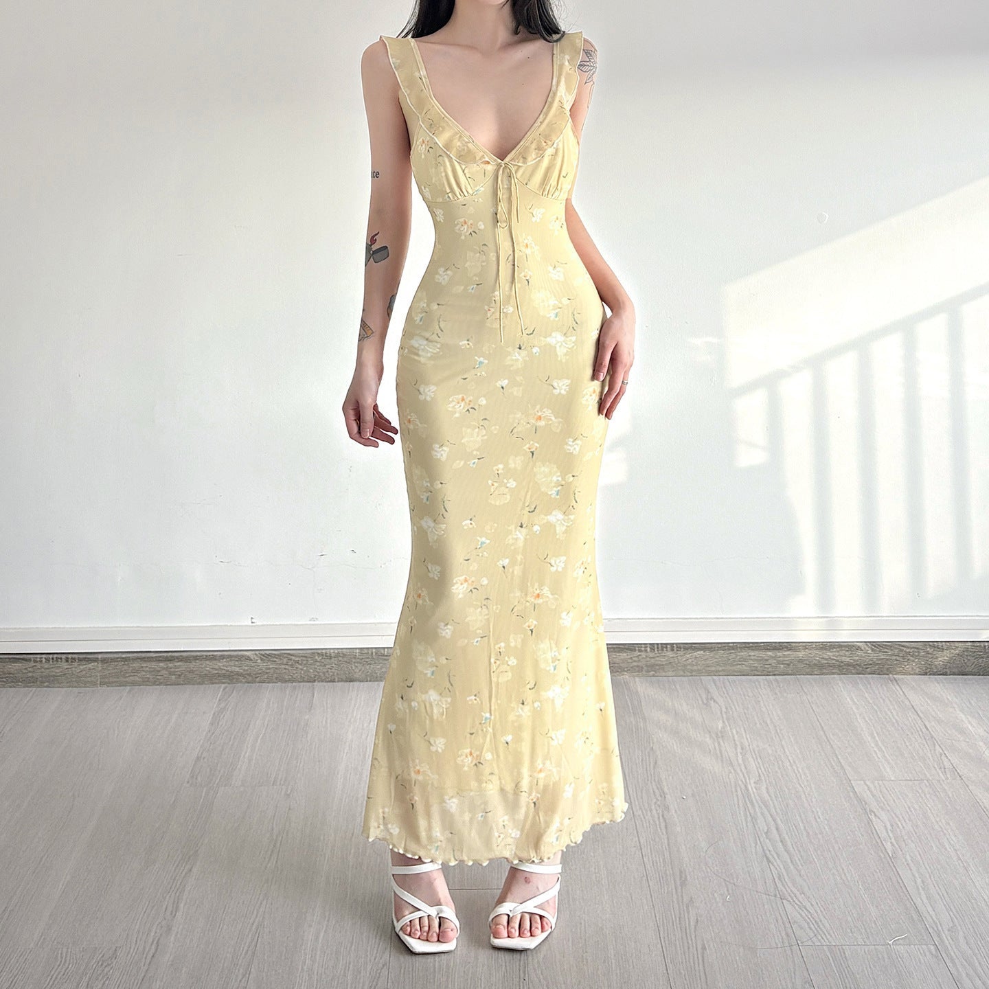 Damen Maxikleid mit floralem Design und verstellbarem Träger R&B