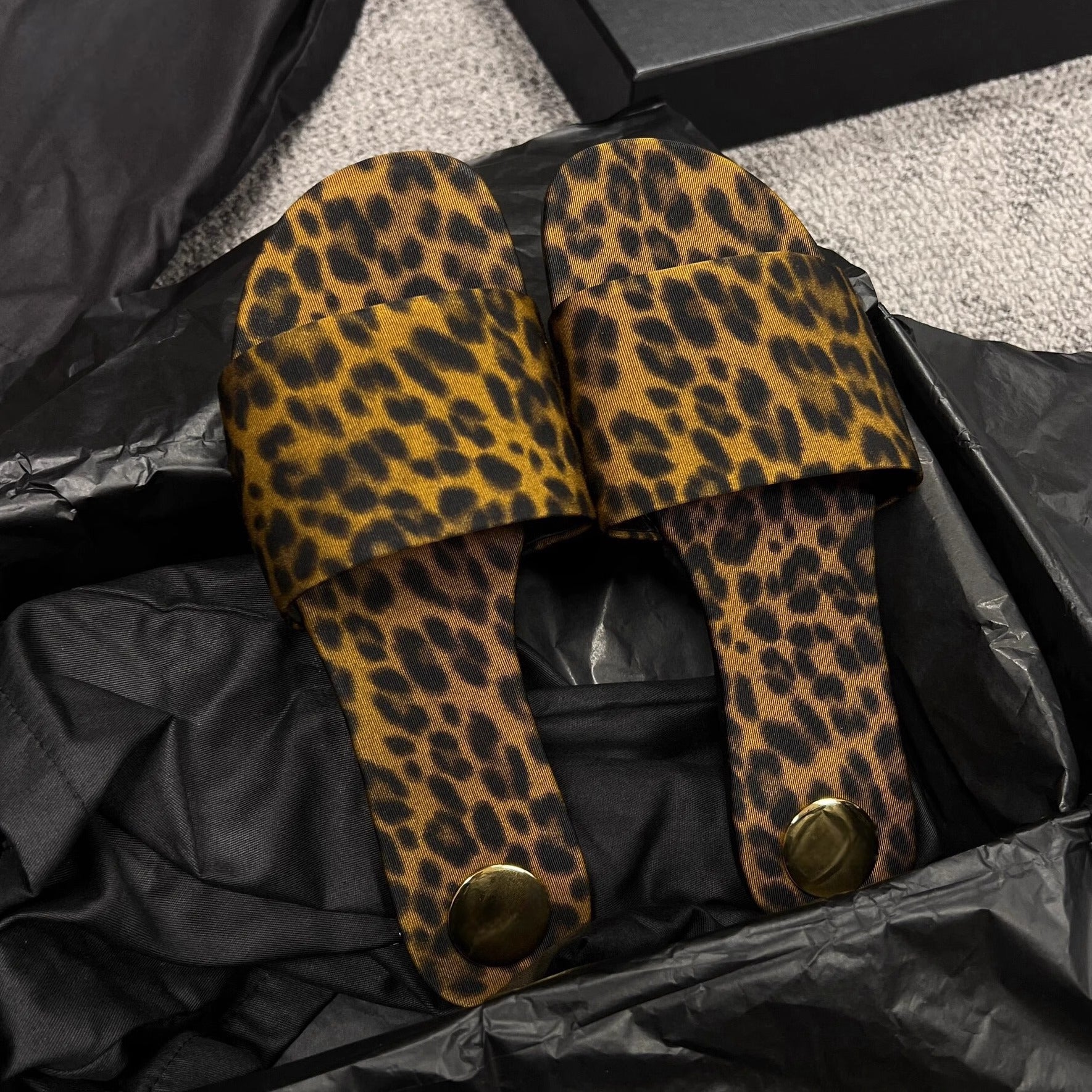 Damen Zehentrenner-Sandalen mit animalischem Print und elegantem Riemendesign R&B