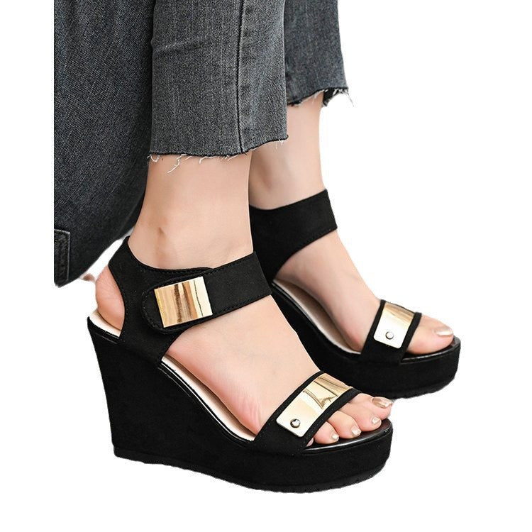 Damen nan Keilabsatz-Sandalette mit Plateau und metallischen Details R&B