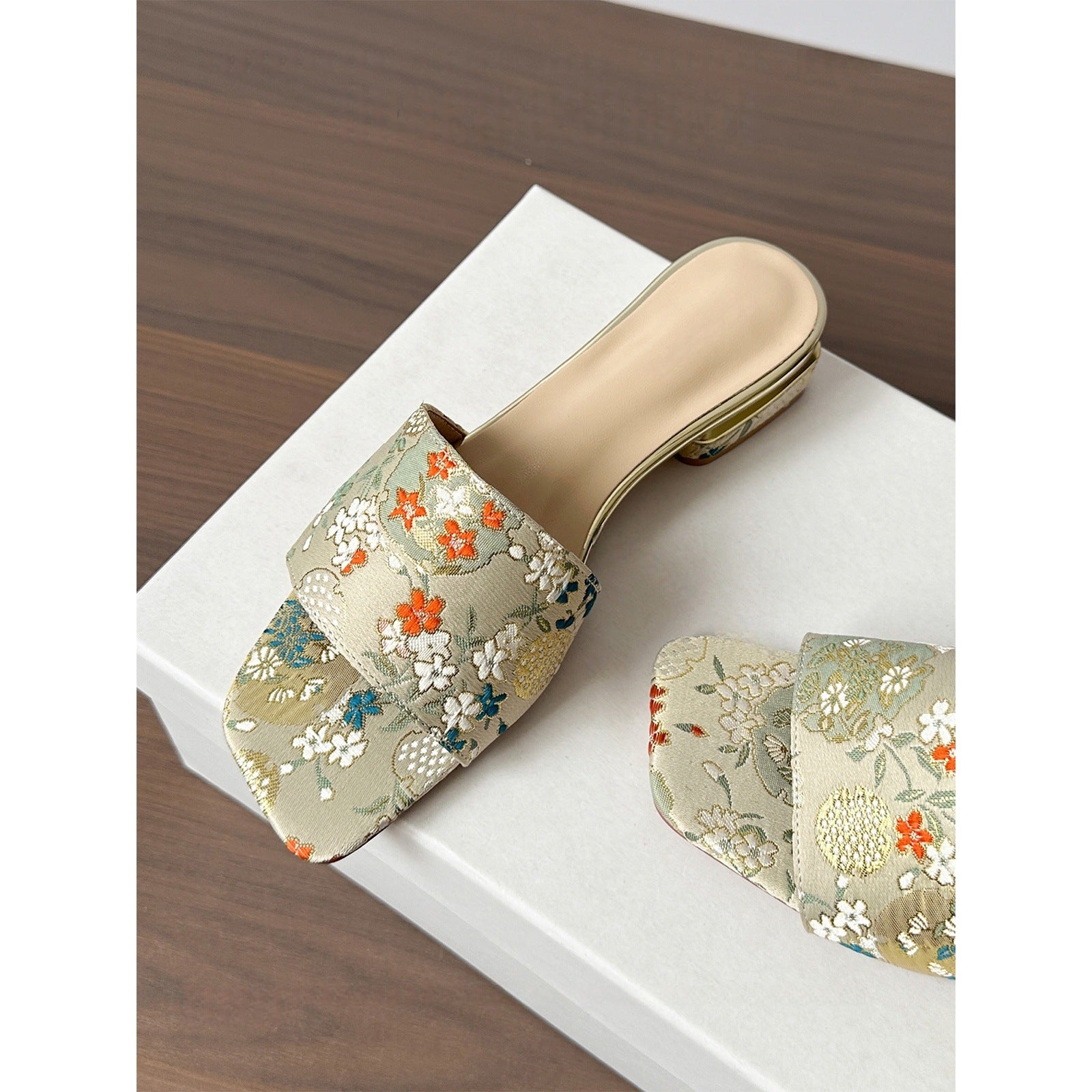 Damen Elegante Mules mit kunstvollem Stickdesign R&B