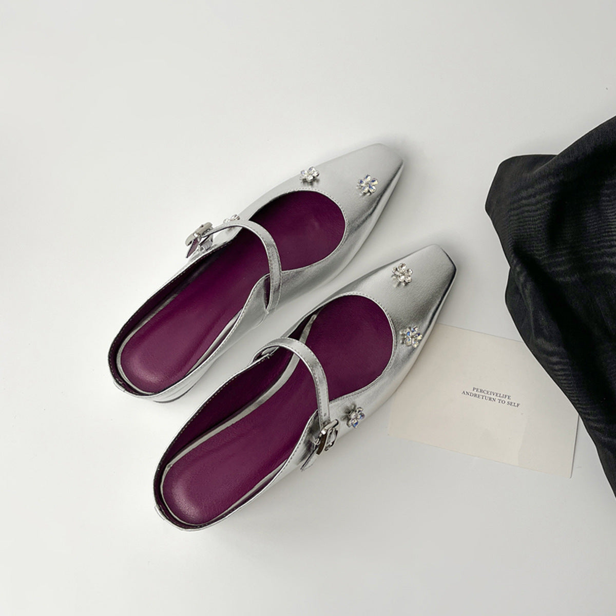 Damen Slingback-Pumps mit glänzendem Obermaterial und floralen Strassakzenten