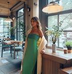 Damen Elegantes, schulterfreies Abendkleid mit Raffungen und Beinschlitz