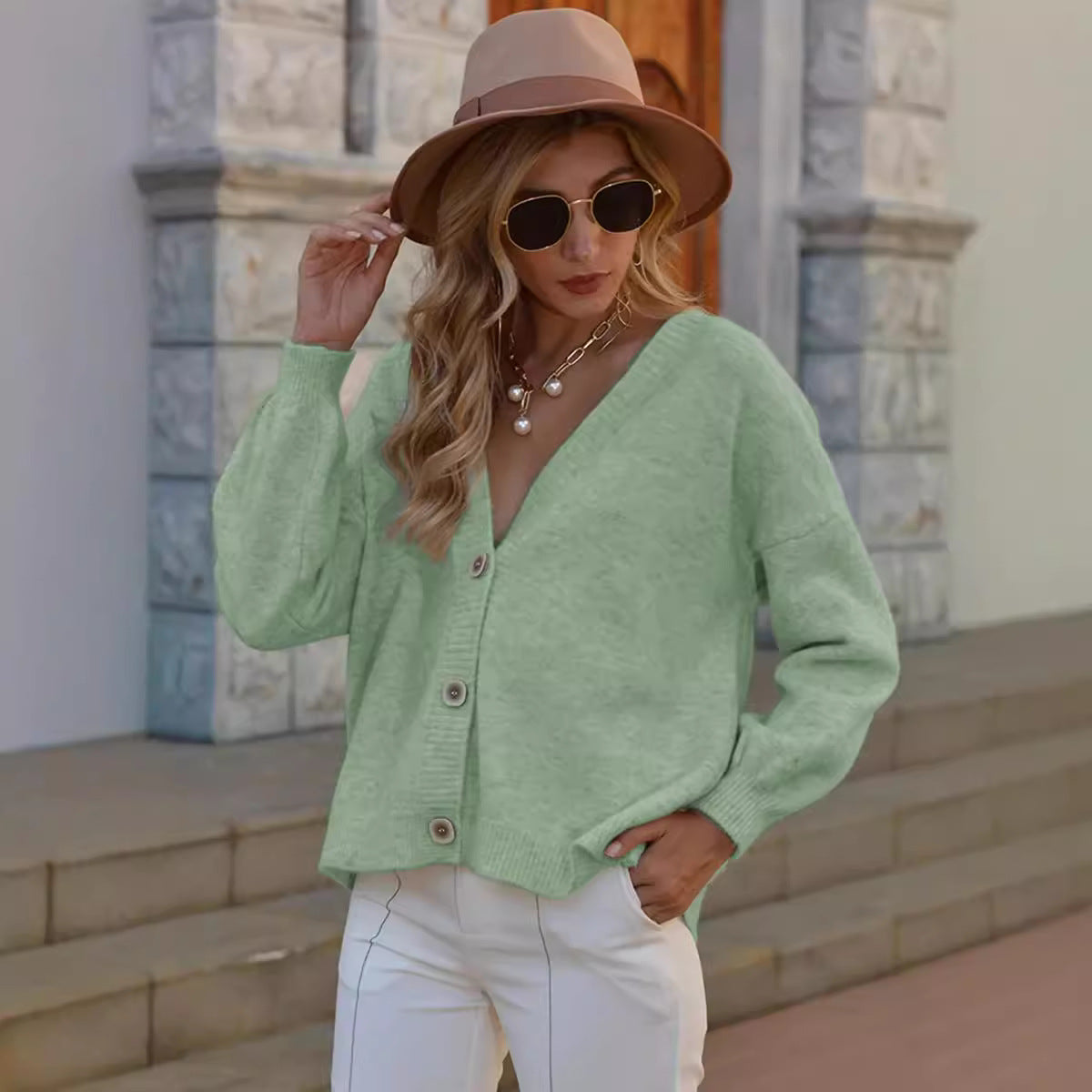 Damen Grobstrickcardigan mit lässigem V-Ausschnitt und dekorativen Knopfdetails R&B