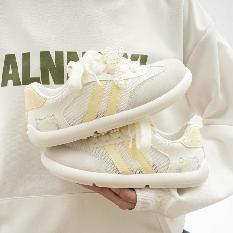 Damen Sneakers mit verspielten Perlenverzierungen und floralem Design