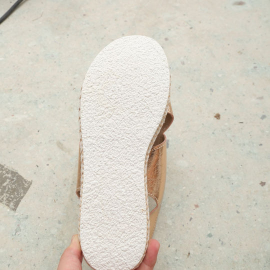 Damen nan Plateau-Sandalette aus geprägtem Kunstleder mit geflochtener Espadrille-Sohle und verstellbarem Fersenverschluss R&B