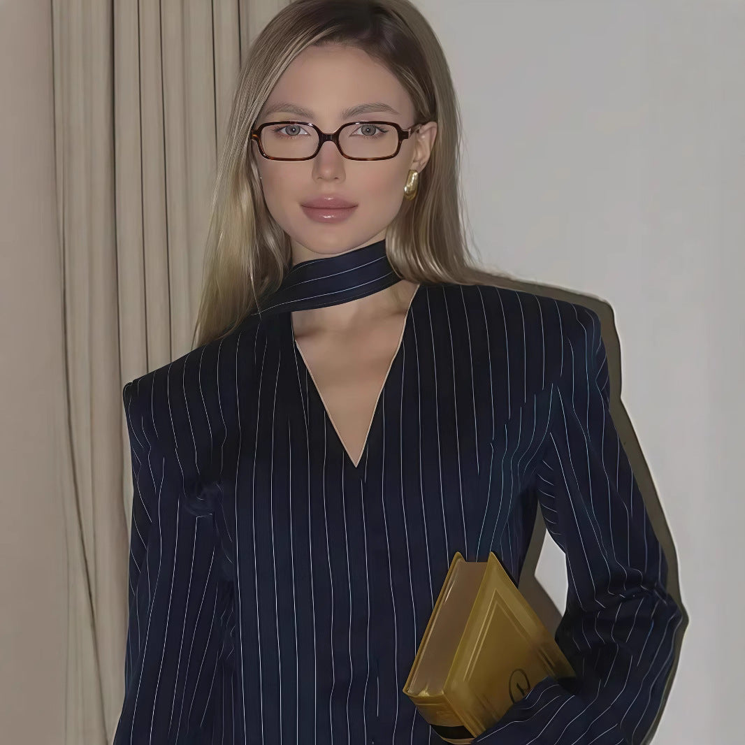 Damen Elegante gestreifte Bluse mit schmeichelndem V-Ausschnitt und schmalem Gürtel R&B