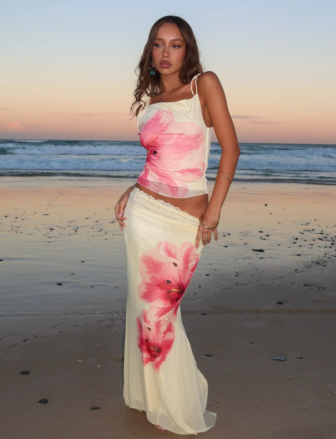 Damen Elegantes Blumenkleid mit fließendem Stoff und feinen Trägern R&B