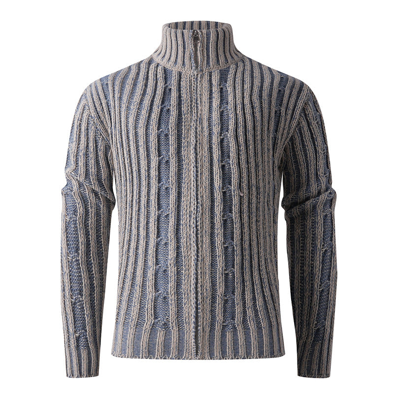 Herren Strickjacke mit Hochkragen und anspruchsvollem Zopfmuster