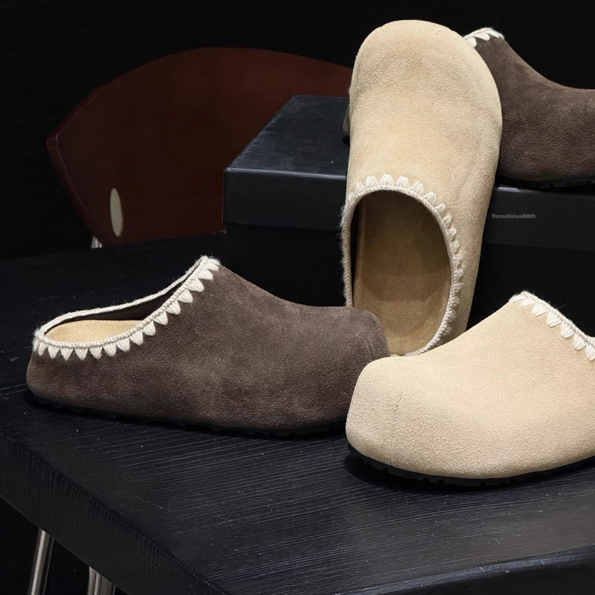 Damen Elegante Clogs aus weichem Wildleder mit handgefertigten Details R&B