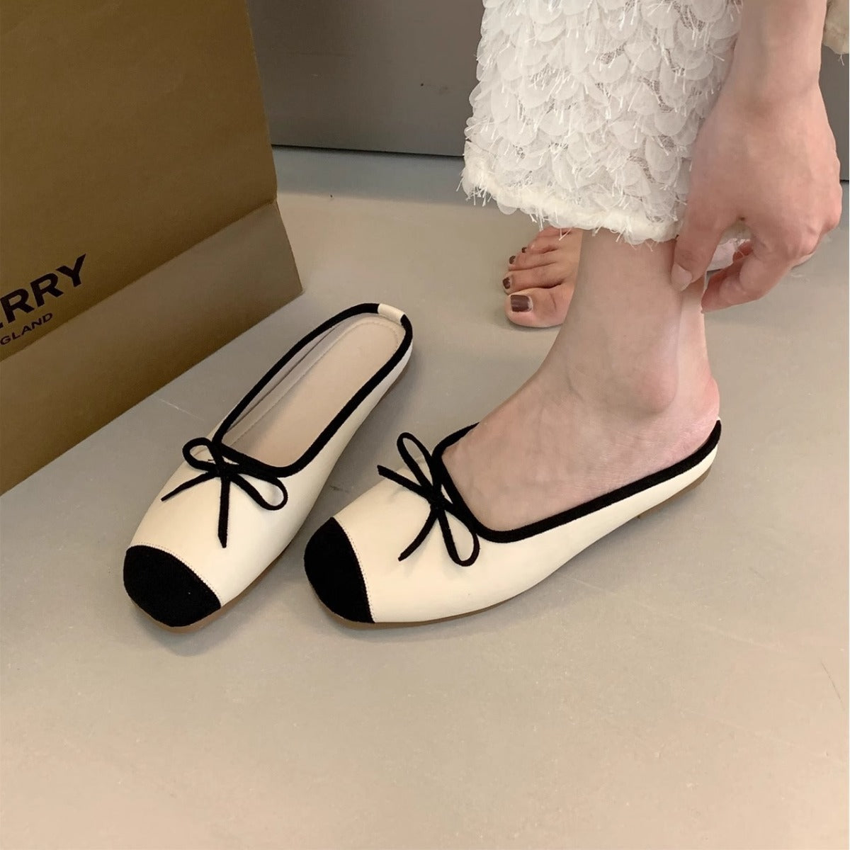 Damen Ballerina-Schuhe mit verstellbarem Schleifen-Detail R&B