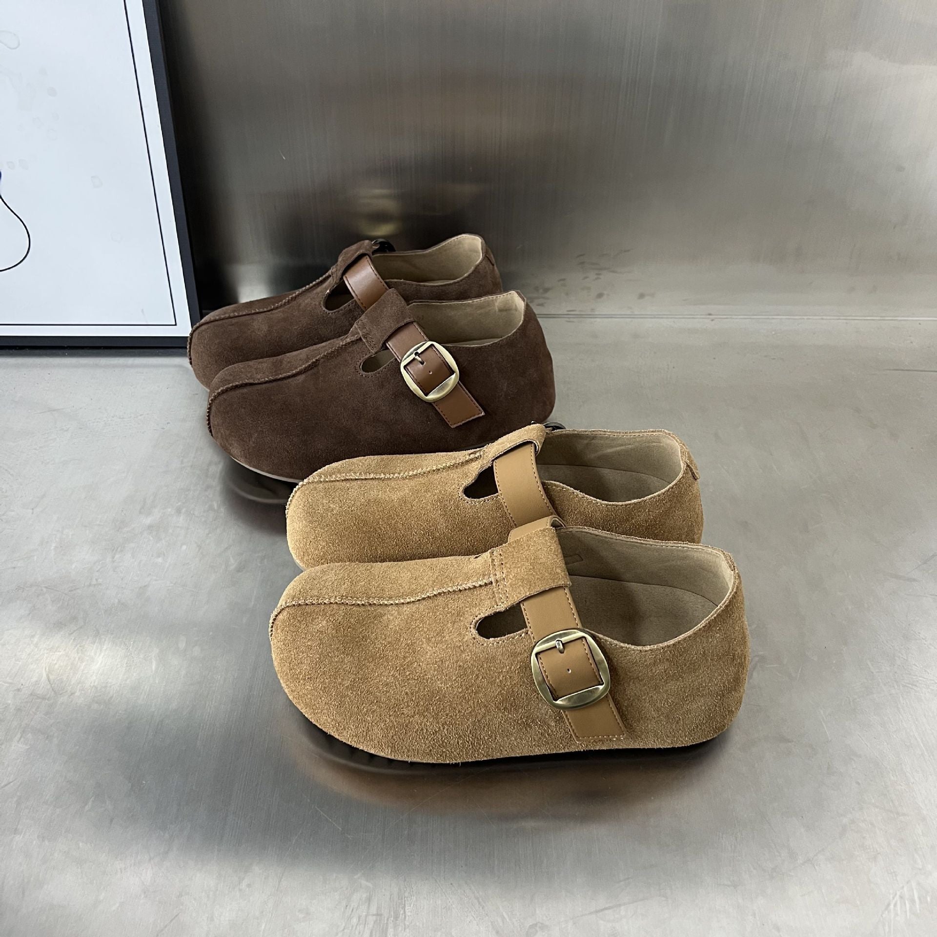 Damen Veloursleder Clogs mit verstellbarem Riemen und anatomischem Fußbett R&B