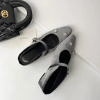 Damen Slingback-Pumps mit glänzendem Obermaterial und floralen Strassakzenten