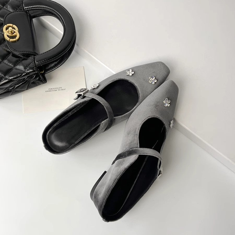 Damen Slingback-Pumps mit glänzendem Obermaterial und floralen Strassakzenten