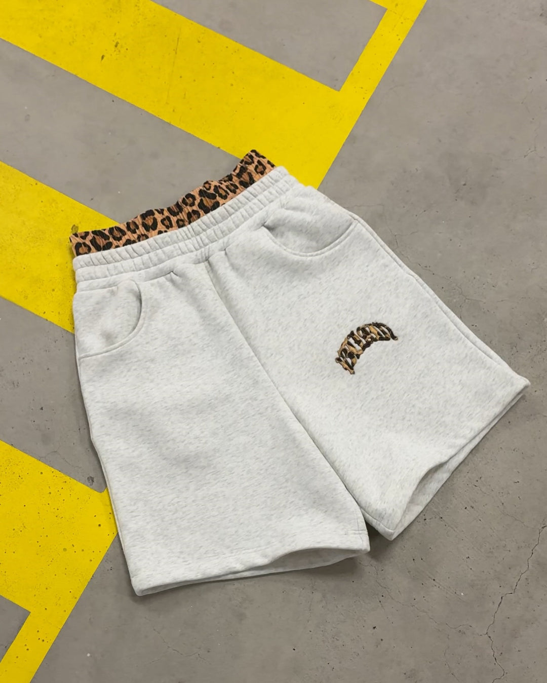 Damen nan hochgeschnittene Jogginghose mit ausgestelltem Bein, elastischem Rüschbund und Leo-Stickdetail R&B