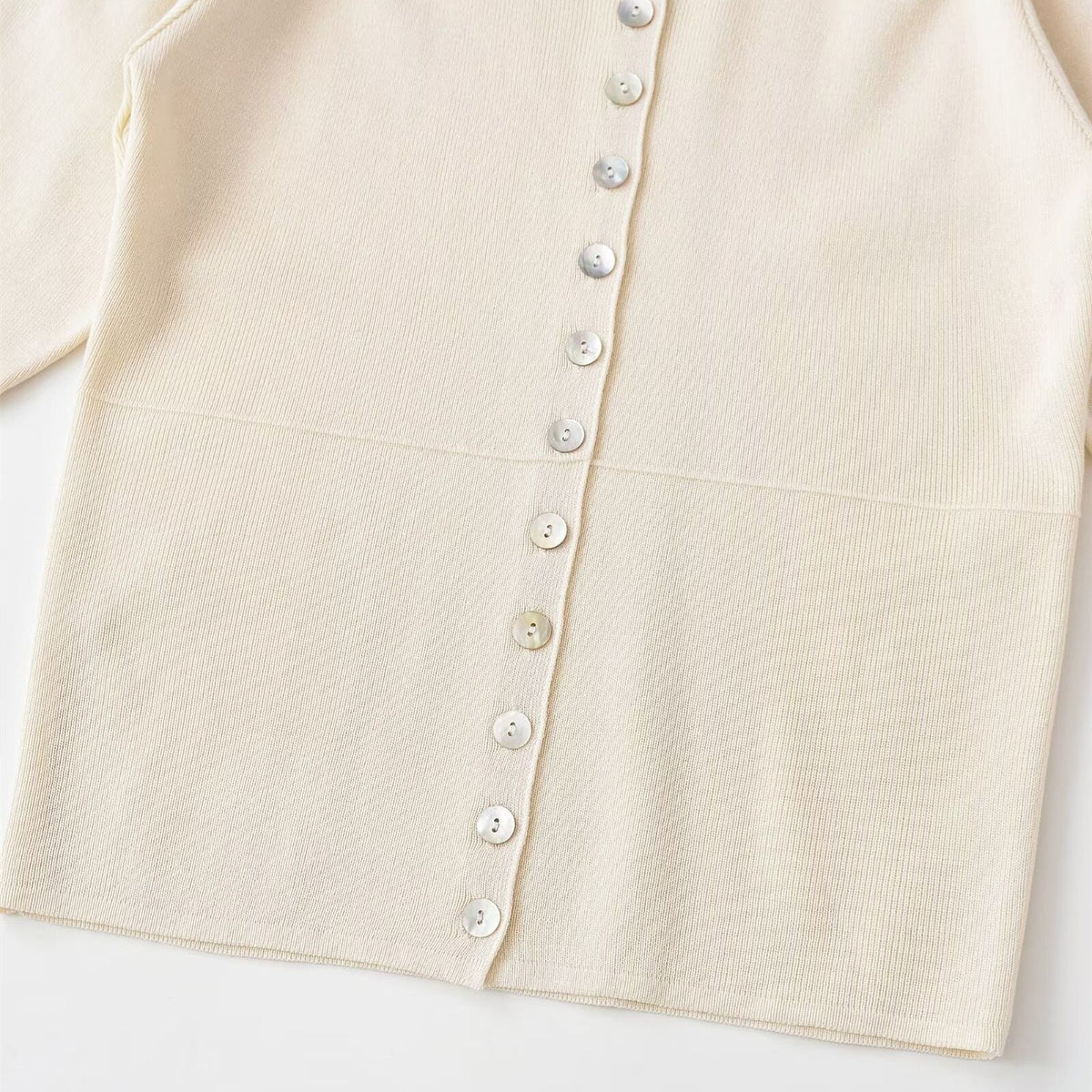 Damen kurzärmlige Strickjacke mit Knöpfen und raffinierter Raffung R&B
