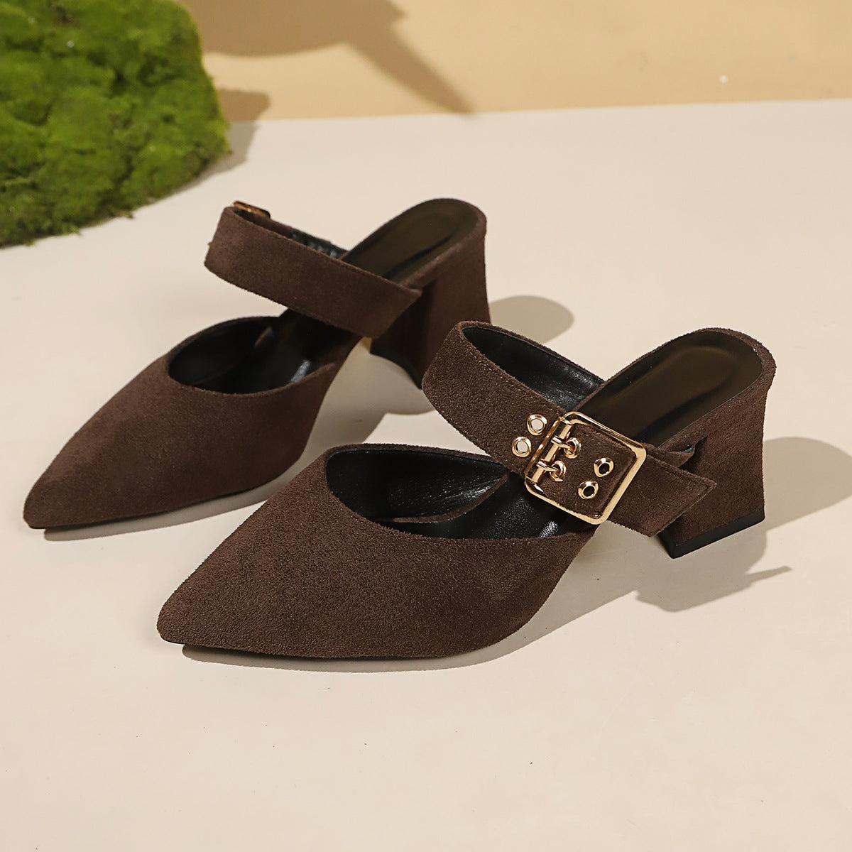 Damen geschlossene Mules mit Blockabsatz und einem eleganten Riemen R&B