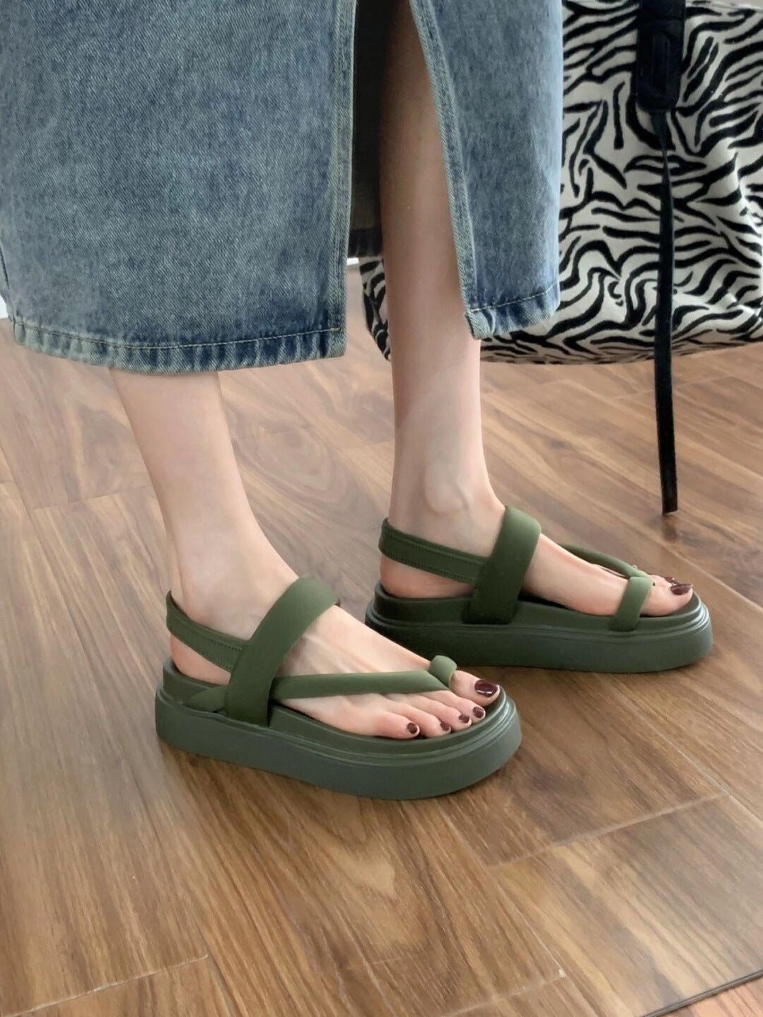 Damen komfortable Sandalen mit doppellagigem Riemendesign und rutschfester Sohle R&B