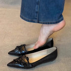 Damen elegante Spitzer Pumps mit Rüschen und dekorativem Riemen
