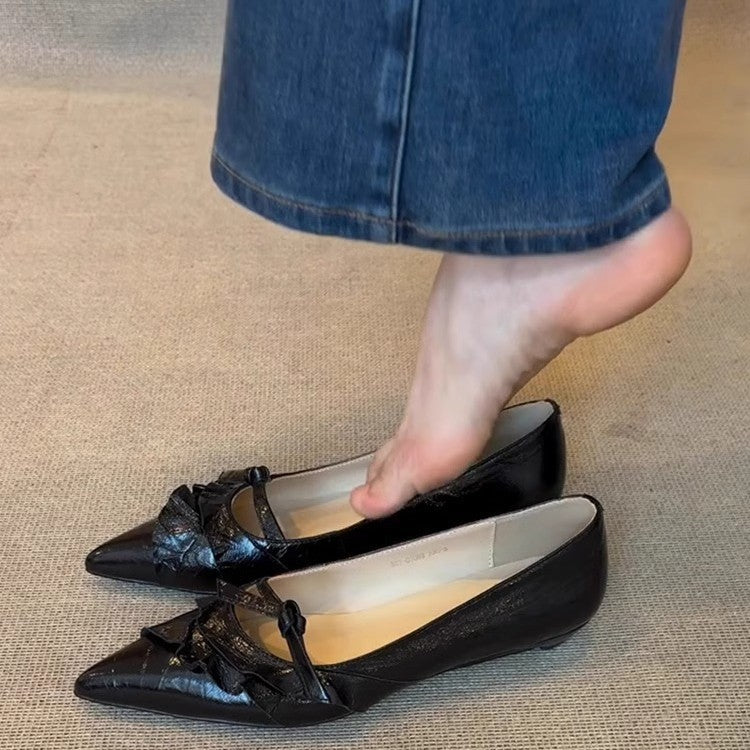 Damen elegante Spitzer Pumps mit Rüschen und dekorativem Riemen