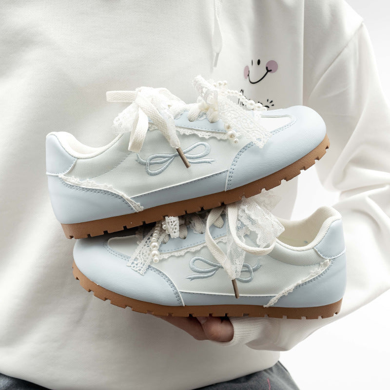 Damen Sneakers mit verspielter Spitze und innovativem Schnürsystem